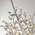 Lampa wisząca Bouquet 11-punktowa w chromie, z elementami w kształcie liści wykonanymi z przezroczystego kryształu. Ujęcie z góry, ukazujące detale zawieszenia oraz połyskujące akcenty, na jasnym tle.