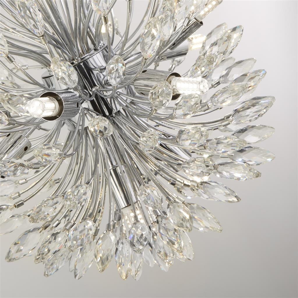 Lampa wisząca Peacock 14-punktowa w chromowanej obudowie, z licznymi kryształowymi elementami w kształcie kropli. Ujęcie z góry, ukazujące szczegóły konstrukcji oraz źródła światła. Tło jasne, minimalistyczne.