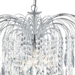 Żyrandol Waterfall 5-punktowy w kolorze chromu, z wiszącymi kryształkami w różnych kształtach, tworzącymi efekt wodospadu. Ujęcie z góry, ukazujące detal konstrukcji i blask kryształów.