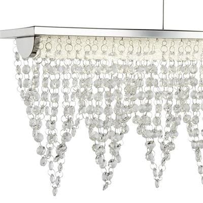 Lampa wisząca Drape LED 1-punktowa w kolorze chromu. Klasyczny, prostokątny klosz z przezroczystymi, szklanymi elementami w formie wiszących łańcuchów, emitująca ciepłe światło. Zawieszona na cienkim przewodzie.