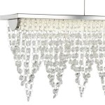 Lampa wisząca Drape LED 1-punktowa w kolorze chromu. Klasyczny, prostokątny klosz z przezroczystymi, szklanymi elementami w formie wiszących łańcuchów, emitująca ciepłe światło. Zawieszona na cienkim przewodzie.