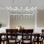 Lampa wisząca Florence 14-punktowa w chromie, z kryształowymi zwisami i oświetleniem w kształcie świec. Zawieszona nad drewnianym stołem, otoczona krzesłami z ciemnego drewna. Tło w neutralnym kolorze, podkreślające elegancję lampy.