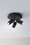 Lampa sufitowa Costilla 3-punktowa w kolorze grafitowym, z trzema cylindrycznymi reflektorami o rowkowanej fakturze. Zamontowana na okrągłej podstawie, skierowana w dół, idealna do oświetlenia wnętrz. Tło jasne, minimalistyczne.