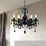 Czarny żyrandol Marie Therese 5-punktowy, z eleganckimi kloszami w kształcie świec i dekoracyjnymi kryształkami. Wisi na cienkim łańcuszku, idealny do stylowych wnętrz. Tło w odcieniu szaro-srebrnym, z zasłonami w kolorze szarym.