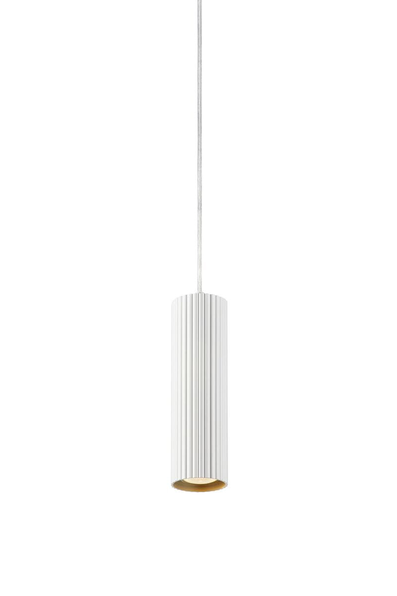 Lampa wisząca Costilla 1-punktowa w kolorze białym, o cylindrycznym kształcie z fakturą żłobioną. Zawieszona na cienkim przewodzie, z widocznym złotym wnętrzem klosza. Stoi w pionie, na jednolitym tle.