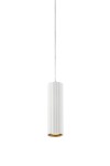 Lampa wisząca Costilla 1-punktowa w kolorze białym, o cylindrycznym kształcie z fakturą żłobioną. Zawieszona na cienkim przewodzie, z widocznym złotym wnętrzem klosza. Stoi w pionie, na jednolitym tle.