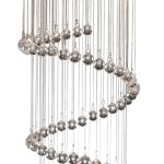 Lampa wisząca 5-punktowa w chromowanej oprawie, z dekoracyjnymi kryształowymi kulami, zawieszona na cienkich łańcuszkach. Kule o różnych rozmiarach tworzą spiralny wzór, co nadaje nowoczesny wygląd. Tło jasne, podkreślające elegancję lampy.