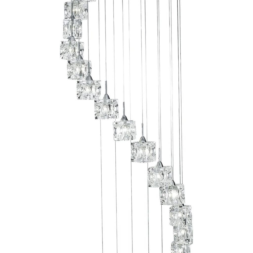 Lampa wisząca Ice Cube LED H180, 20-punktowa, z chromowanymi detalami. Wyposażona w przezroczyste, kostkowe klosze zawieszone na cienkich linkach, tworzące efektowne oświetlenie. Ujęcie z boku, ukazujące rozmieszczenie kloszy.