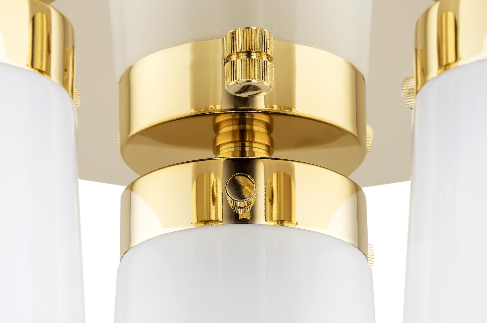 Biała lampa sufitowa 3-punktowa Pasadena z elementami złotymi. Widok zbliżony na mocowanie i detale z metalowym wykończeniem. Szklane klosze w kształcie cylindrów, minimalistyczny design, idealna do nowoczesnych wnętrz.