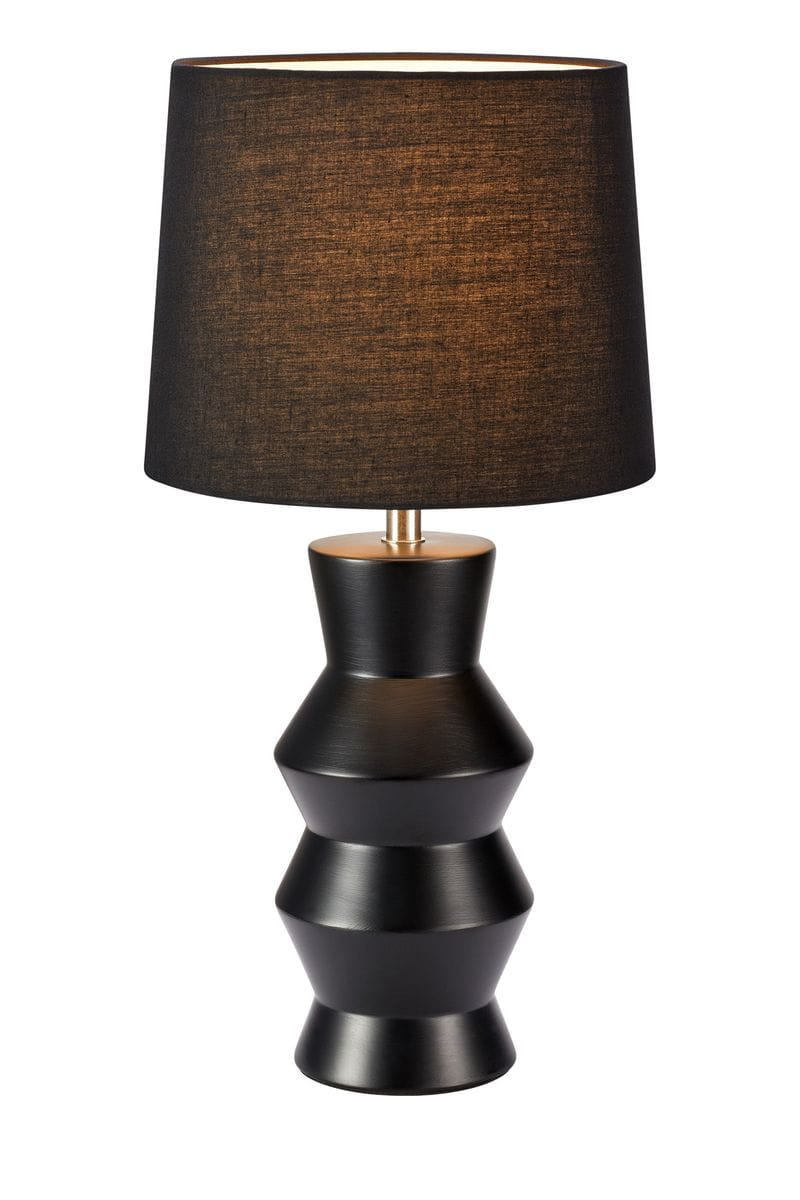 Czarna lampa stołowa Sienna z abażurem w ciemnym kolorze, o nowoczesnym kształcie z matowym, cylindrycznym podstawą, stojąca na płaskiej powierzchni. Abażur ma średnicę większą niż podstawa i jest wykonany z tkaniny, co nadaje elegancki wygląd.