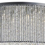 Lampa wisząca Elise I, 8-punktowa, w chromowanej obudowie. Posiada przezroczyste kryształowe elementy w formie wiszących łańcuchów, które tworzą efektowną, błyszczącą teksturę. Ujęcie z góry, ukazujące detal i stylowy design.
