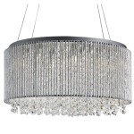 Lampa wisząca Elise I, 8-punktowa, w kolorze chromu. Okrągła konstrukcja z przezroczystymi kryształkami, zawieszona na cienkich linkach. Widoczne błyszczące detale i elegancki design, idealna do nowoczesnych wnętrz.