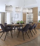 Lampa wisząca Elise I 4-punktowa w kolorze chromu z ozdobnymi kryształkami, zawieszona nad okrągłym stołem w jadalni. W tle nowoczesne wnętrze z drewnianymi elementami i tapetą. Widok frontalny z ujęciem detali lampy.