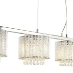 Lampa wisząca Elise I, 4-punktowa, z chromowanym stelażem i cylindrycznymi kloszami z przezroczystych kryształków. Klosze zdobione są wiszącymi kryształkami, co dodaje elegancji. Ujęcie frontalne, wisząca konstrukcja.