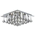 Lampa sufitowa Hanna 4-punktowa w kolorze chromu z kwadratowym stelażem. Posiada zwisające kryształowe elementy w kształcie diamentów, które odbijają światło, tworząc efektowną iluminację. Produkt zamontowany na suficie.