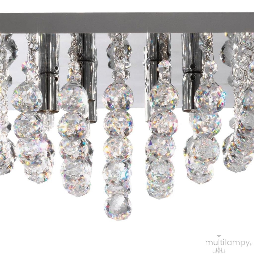 Lampa sufitowa 4-punktowa Hanna w kwadratowej obudowie chromowanej. Wyposażona w przezroczyste, wielokątne kryształy, które odbijają światło, tworząc efektowne refleksy. Ujęcie z bliska, ukazujące detale zawieszonego elementu.