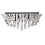 Lampa sufitowa Hanna 4-punktowa w kwadratowej, chromowanej obudowie. Posiada wiszące kryształowe elementy w różnych kształtach, które odbijają światło, tworząc efektowną iluminację. Ujęcie z dołu, z detalami na dekoracyjne zawieszenia.