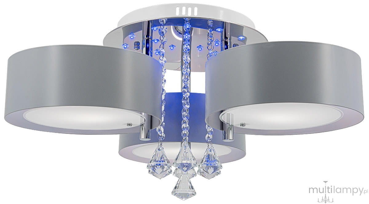 Lampa sufitowa Antila E27 3-punktowa w kolorze chromu i szarości. Okrągłe klosze z matowego tworzywa, z dekoracyjnymi kryształkami i niebieskim podświetleniem. Ujęcie frontalne, lampa montowana na suficie, z pilotem do zdalnego sterowania.