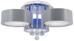 Lampa sufitowa Antila E27 3-punktowa w kolorze chromu i szarości. Okrągłe klosze z matowego tworzywa, z dekoracyjnymi kryształkami i niebieskim podświetleniem. Ujęcie frontalne, lampa montowana na suficie, z pilotem do zdalnego sterowania.