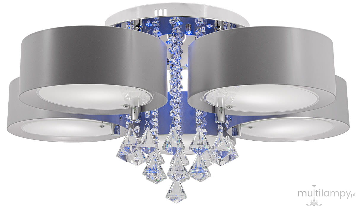 Lampa sufitowa Antila E27 w kolorze szarym z pięcioma punktami świetlnymi. Chromowana konstrukcja z detalami kryształowymi, zawieszonymi na sznurkach. Źródła światła LED, możliwość sterowania pilotem. Ujęcie frontalne, lampa zamontowana na suficie.