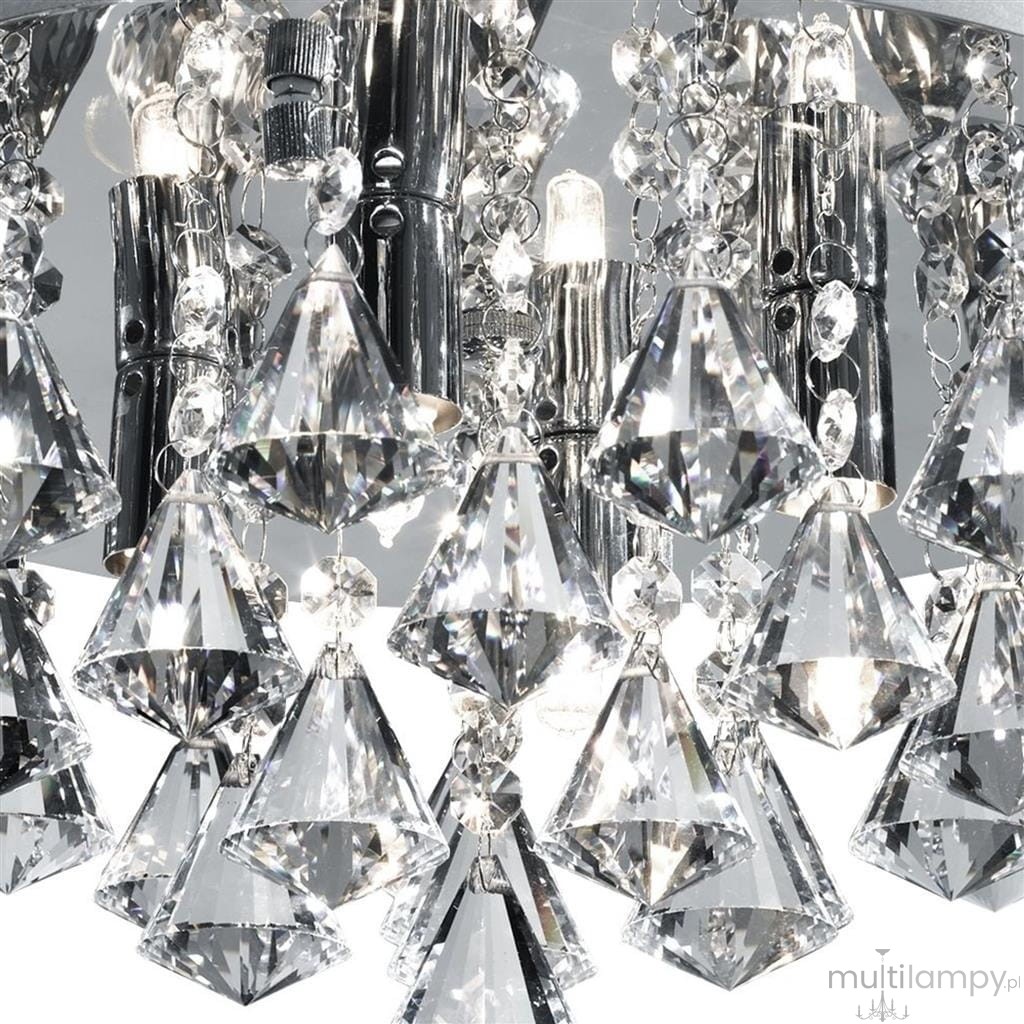 Lampa sufitowa Hanna 4-punktowa, okrągła, w kolorze chromu. Wyposażona w kryształowe dekoracje w kształcie diamentów oraz metalowe elementy. Widok z bliska, ukazujący detale kryształów i źródła światła.