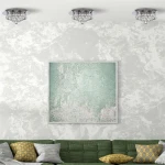 Czteropunktowa lampa sufitowa Hanna w kolorze chromu, okrągła, z kryształowymi zdobieniami. Montaż na suficie, widoczna w aranżacji z zieloną sofą i obrazem na ścianie. Tło w jasnym kolorze, z subtelnym wzorem.