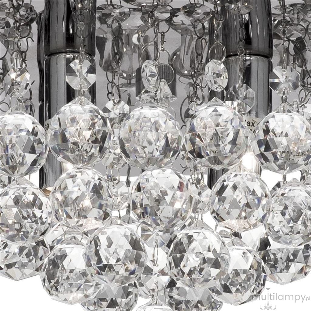 Lampa sufitowa Hanna 4-punktowa, okrągła, w kolorze chromu. Elementy zdobione przezroczystymi, kryształowymi kulami, które odbijają światło, tworząc efektowne refleksy. Ujęcie z bliska na detale i teksturę kryształów.