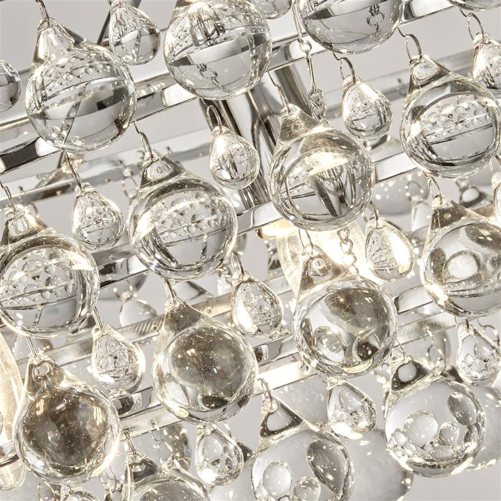 Lampa wisząca Michelle 5-punktowa w kolorze chromu z przezroczystymi kryształowymi kulami i kroplami, zawieszona na metalowej konstrukcji. Ujęcie z bliska, ukazujące detale i refleksy świetlne.