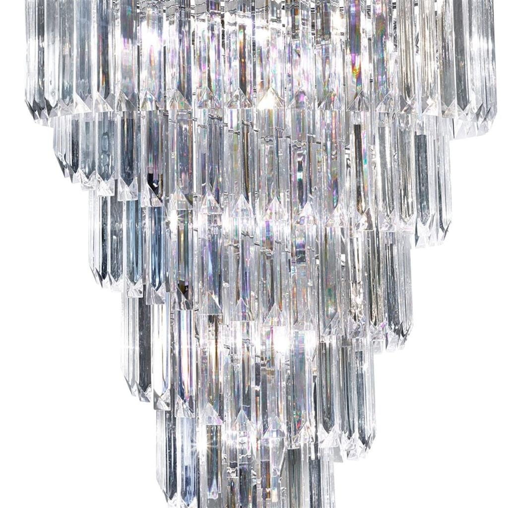Lampa wisząca Sigma 9-punktowa w chromowanym wykończeniu, zdobiona przezroczystymi kryształami o geometrycznym kształcie. Zbliżenie na detale kryształów, które odbijają światło, tworząc efektowną iluminację.
