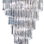 Lampa wisząca Sigma 9-punktowa w chromowanym wykończeniu, zdobiona przezroczystymi kryształami o geometrycznym kształcie. Zbliżenie na detale kryształów, które odbijają światło, tworząc efektowną iluminację.