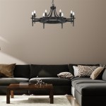 Czarny żyrandol świecznikowy Cartwheel II z 8 punktami świetlnymi, zawieszony nad ciemną sofą. Wzornictwo eleganckie, z delikatnymi detalami. Tło w neutralnym kolorze, podkreślające stylowy charakter oświetlenia.
