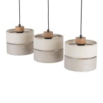 Eco lampa wisząca 3-punktowa 5771 z trzema okrągłymi kloszami, w kolorze jasnym i szarym, wykonana z materiału tekstylnego. Górna część klosza jest biała, dolna szara. Lampa zawieszona na czarnych przewodach, z drewnianymi elementami przy mocowaniu.