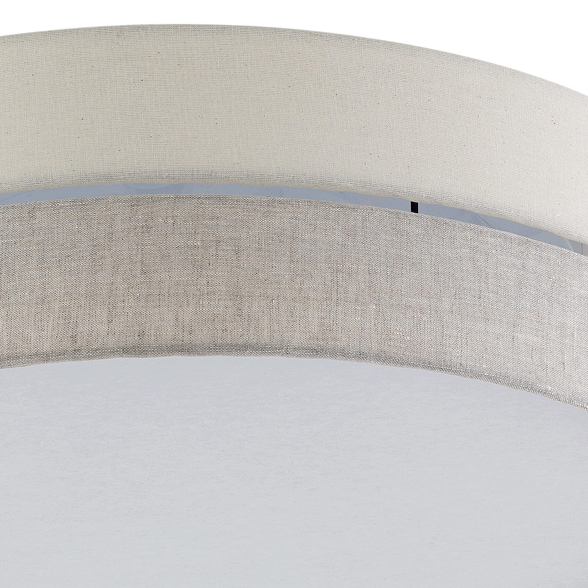 Lampa sufitowa Eco D60 w kolorze szaro-beżowym, z czterema punktami świetlnymi. Okrągła konstrukcja z tkaniny, z delikatną fakturą. Widoczny detal górnej części lampy z widoczną teksturą materiału. Wisi na suficie, oferując nowoczesne oświetlenie.