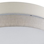 Lampa sufitowa Eco D60 w kolorze szaro-beżowym, z czterema punktami świetlnymi. Okrągła konstrukcja z tkaniny, z delikatną fakturą. Widoczny detal górnej części lampy z widoczną teksturą materiału. Wisi na suficie, oferując nowoczesne oświetlenie.