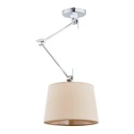 Lampa wisząca Zakyntos 1-punktowa w kolorze chromu i beżu. Posiada okrągły klosz z tkaniny w odcieniu beżowym, zawieszony na regulowanym metalowym ramieniu. Ujęcie z boku, pokazujące detal konstrukcji i stylowy design.