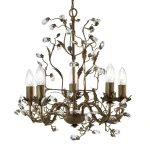 Lampa wisząca Almandite 5-punktowa w brązowo-złotej kolorystyce, z ozdobnymi kryształowymi detalami. W kształcie klasycznym, z pięcioma żarówkami w stylu świeczkowym, umieszczona na stylizowanej podstawie z metalowych gałązek i liści.