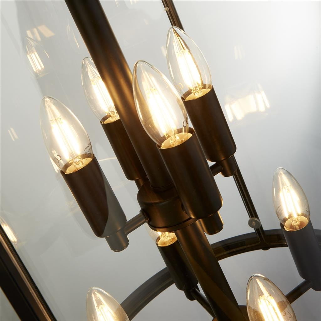 Lampa wisząca Lantern Grande 8-punktowa w kolorze czarnym, z przeźroczystymi kloszami w kształcie łzy. Widok zbliżeniowy na detale mocowania i żarówek, podkreślający nowoczesny design.