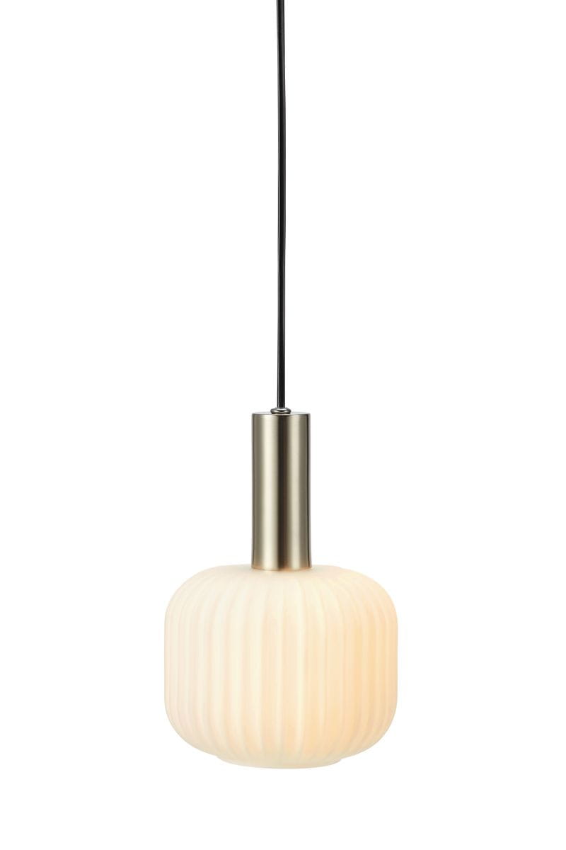 Lampa wisząca Sober D15 w kształcie okrągłym z białego, żebrowanego szkła, z metalowym, stalowym uchwytem. Zawieszona na cienkim czarnym przewodzie, w pozycji pionowej. Idealna do nowoczesnych wnętrz.