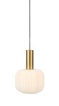 Lampa wisząca Sober D15 o 1-punktowym mocowaniu, z mosiężnym kloszem i białym, prążkowanym szkle. Produkt wisi na czarnym przewodzie, ma okrągły kształt, idealny do nowoczesnych wnętrz.