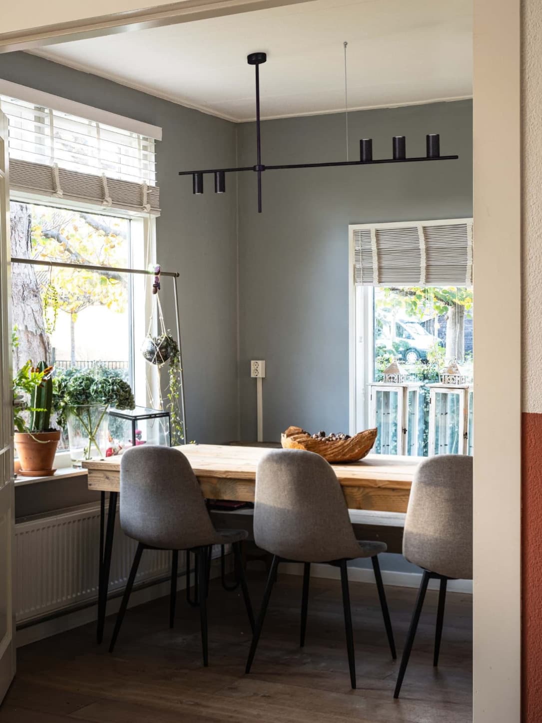 Lampa wisząca Rocco 5-punktowa w kolorze czarnym, zamontowana nad drewnianym stołem w jadalni. Produkt ma minimalistyczny design z pięcioma miejscami na żarówki, zawieszony na cienkim przewodzie w nowoczesnym wnętrzu.