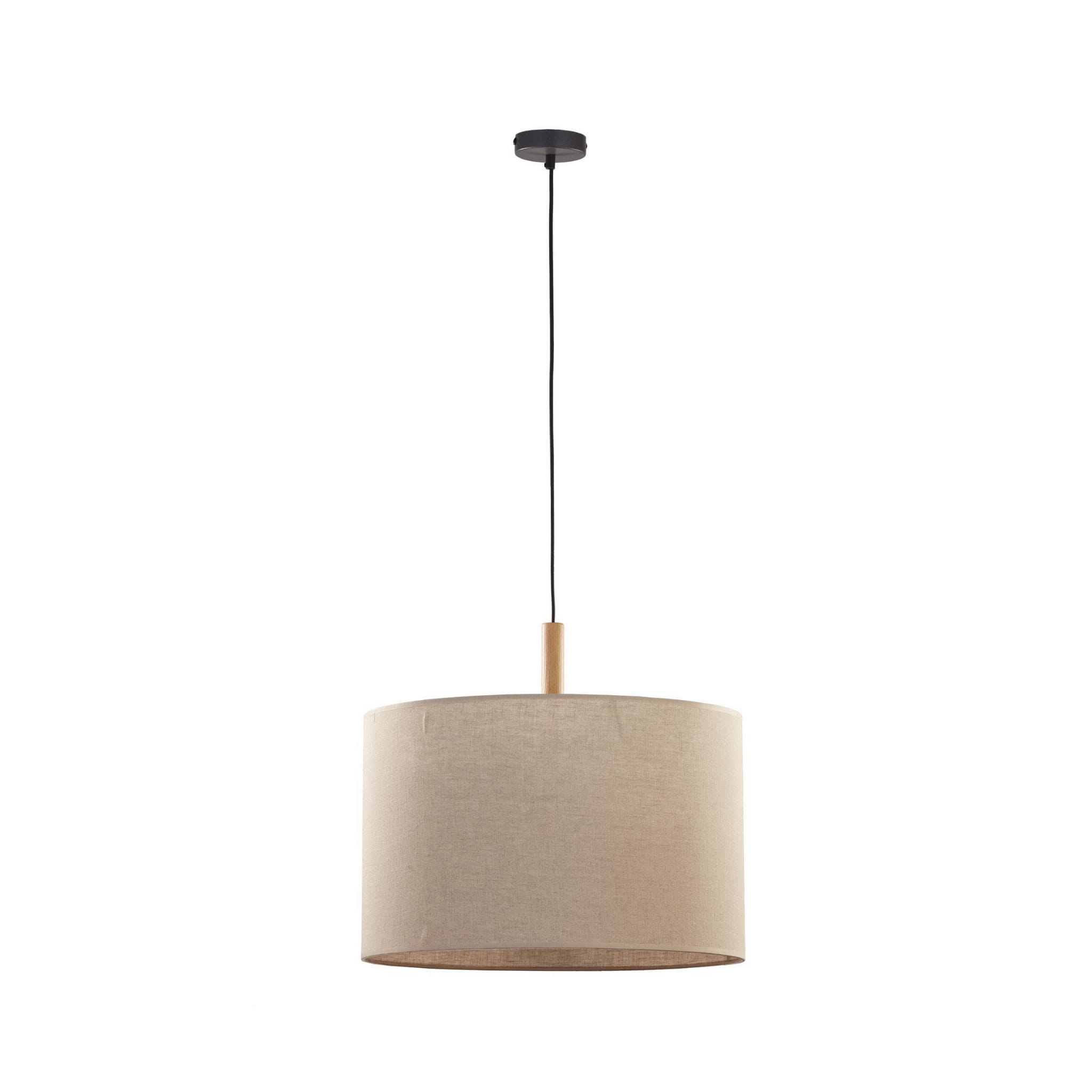 Lampa wisząca Deva Nature 1-punktowa 6107 w kształcie cylindrycznym, z materiałowym kloszem w odcieniu jasnobeżowym. Zawieszona na czarnym przewodzie z drewnianym uchwytem, umieszczona na białym tle.