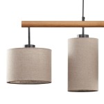 Lampa wisząca Deva Nature 4-punktowa z drewnianym uchwytem. Posiada dwa cylindryczne klosze w kolorze beżowym, wykonane z tkaniny. Ujęcie z przodu, ukazujące równomierne zawieszenie i teksturę materiału.