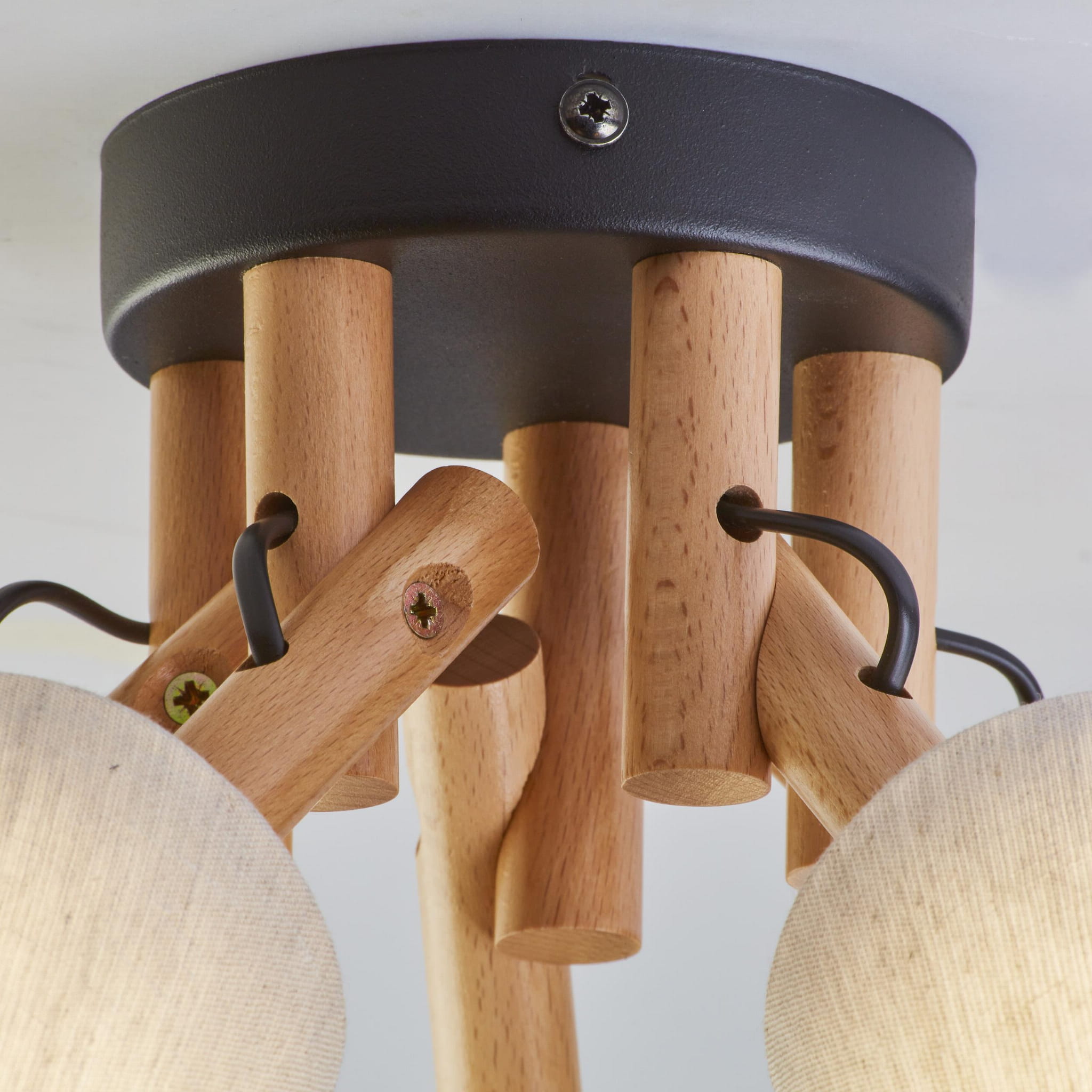 Lampa sufitowa Vaio 5-punktowa w kolorze czarnym z drewnianymi elementami. Widok z góry, prezentujący mocowanie oraz klosze w formie okrągłych, teksturowanych osłon. Metalowa podstawa w kolorze czarnym, drewniane ramiona w naturalnym odcieniu.