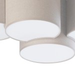 Plafon 4-punktowy Mona Nature w kolorze beżowym, z teksturowanymi kloszami w kształcie cylindrów. Widoczne białe osłony lamp, zamontowane blisko sufitu, z delikatnym wykończeniem. Produkt w pozycji wiszącej, zbliżenie na detale kloszy.