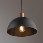 Czarna lampa wisząca Oslo z metalowym kloszem w kształcie półkuli i drewnianym uchwytem. Widoczna żarówka w środku, zawieszona na czarnym kablu. Prosta forma, idealna do nowoczesnych wnętrz.