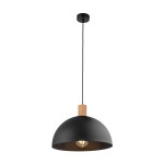 Czarna lampa wisząca Oslo 1-punktowa z metalowym kloszem w kształcie półkuli i drewnianym uchwytem. Zawieszona na czarnym przewodzie, idealna do nowoczesnych wnętrz. Widoczna żarówka wewnątrz klosza.