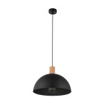 Czarna lampa wisząca Oslo 1-punktowa z matowym kloszem w kształcie półkuli i drewnianym uchwytem. Zawieszona na czarnym przewodzie, prezentuje minimalistyczny design, idealna do nowoczesnych wnętrz.