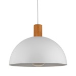 Lampa wisząca Oslo 1-punktowa, w kształcie półkuli, w kolorze białym z drewnianym uchwytem. Zawieszona na białym przewodzie, z widoczną żarówką w środku. Prosty, nowoczesny design, idealna do różnych wnętrz.