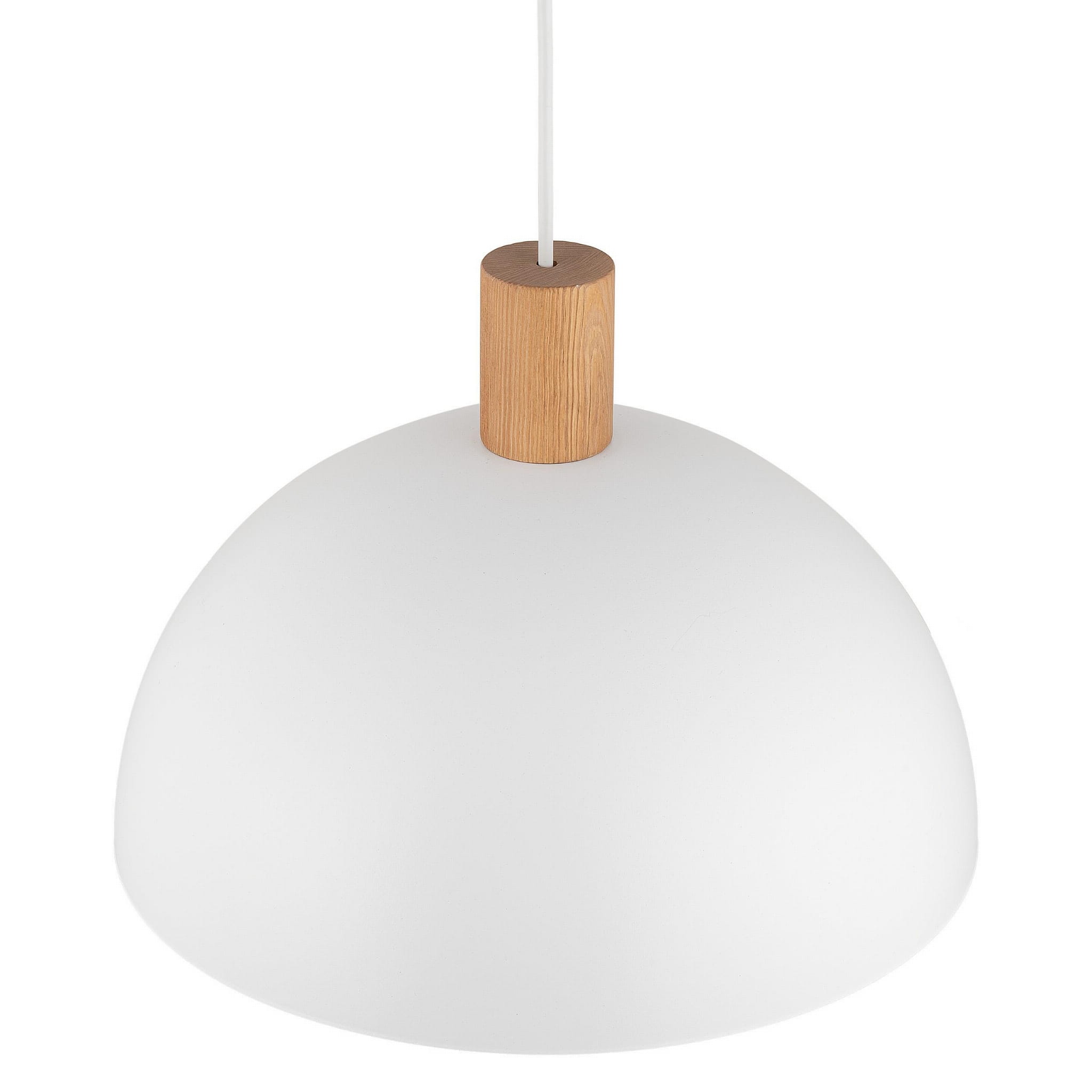 Biała lampa wisząca Oslo z jednopunktowym zawieszeniem. Okrągły klosz z matowego szkła, u góry drewniany element w kolorze jasnego drewna. Lampa zawieszona na białym przewodzie.