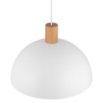 Biała lampa wisząca Oslo z jednopunktowym zawieszeniem. Okrągły klosz z matowego szkła, u góry drewniany element w kolorze jasnego drewna. Lampa zawieszona na białym przewodzie.